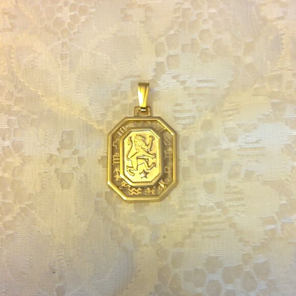 VTG Leo Lion Zodiac Sign Rectangle Charm Vintage Gold Tone Pendant - Picture 3 of 8